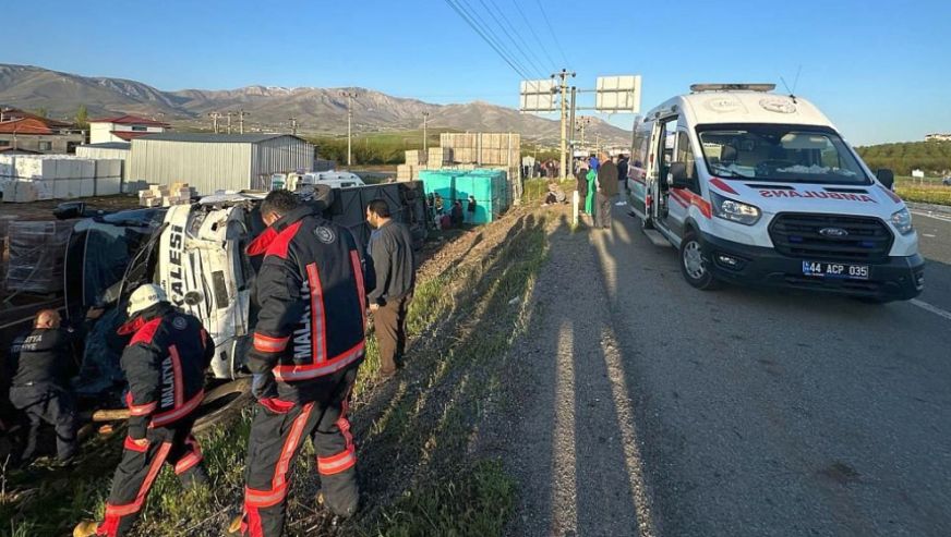 Malatya-Elazığ Yolundaki Kazada 1'i Ağır 22 Kişi Yaralandı