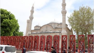 'Teze Cami'ye Yeni Yapılan 'Avlu Duvarı'na Tepki