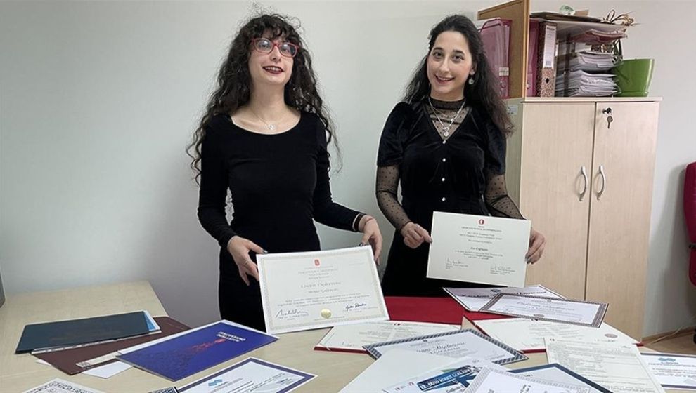 ODTÜ'lü Kız Kardeşlerin Öğrenme Merakı 11 Yükseköğretim Diploması Getirdi