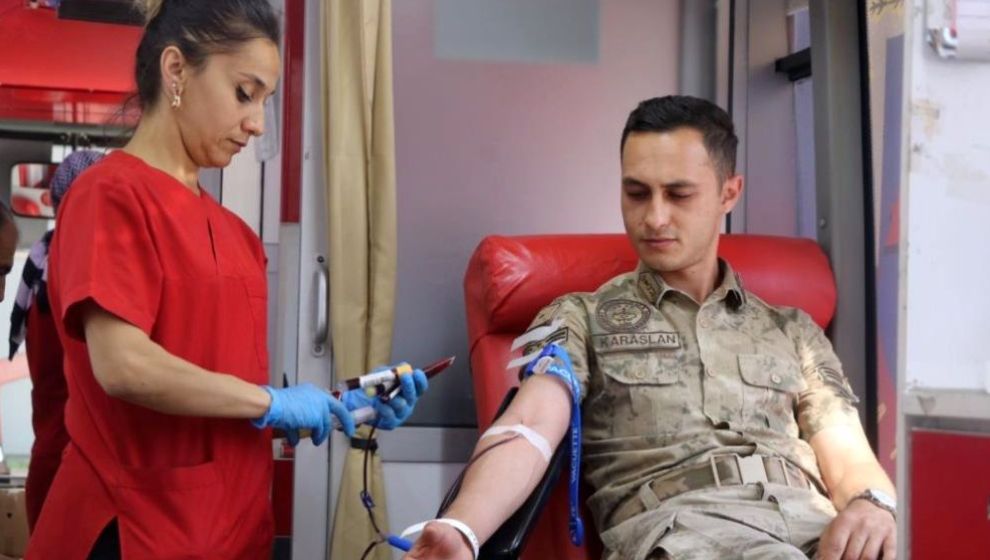 Jandarma Personelinden Kızılay'a Kan Bağışı