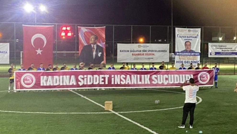 Futbol Turnuvasında Kadına Şiddete Tepki Pankartı