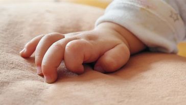 Almanya'da Türk Bebek Verildiği Eşcinsel Çiftten Alındı