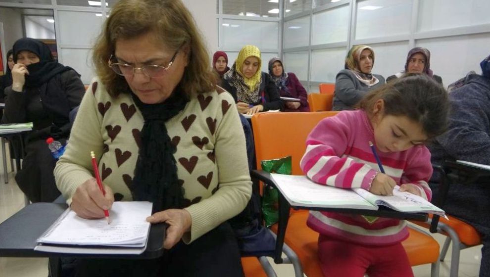 56 Yaşında Anne Oldu, Kızı İçin Okuma Yazma Öğreniyor