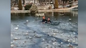 Buz Tutan Havuza Düşen Çocuğu Polis Kurtardı