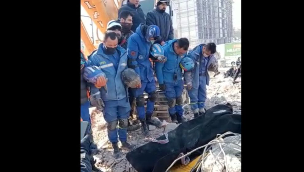 Çin Ekibinden Deprem Kurbanına Saygı Töreni