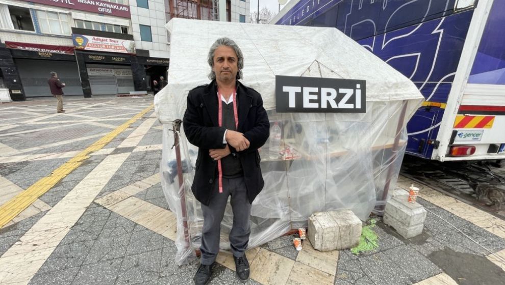 İşyeri Depremde Yıkıldı, Meydana Çadır Dükkan Açtı