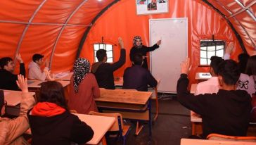 Askerlerin Kurduğu Çadır Okulda Üniversiteye Hazırlanıyorlar