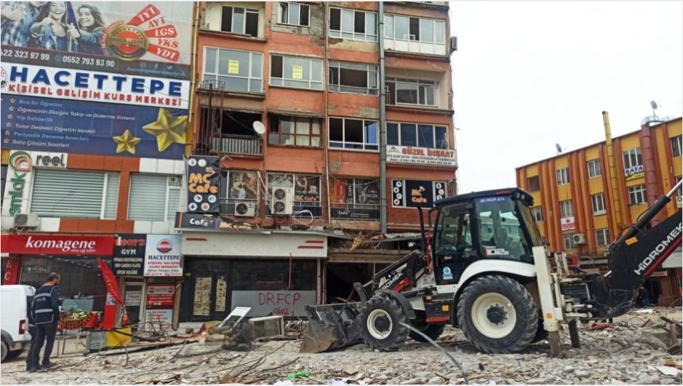 Deprem Hasarlı Binadan Kapı Sökerken Düştü, Yaralandı