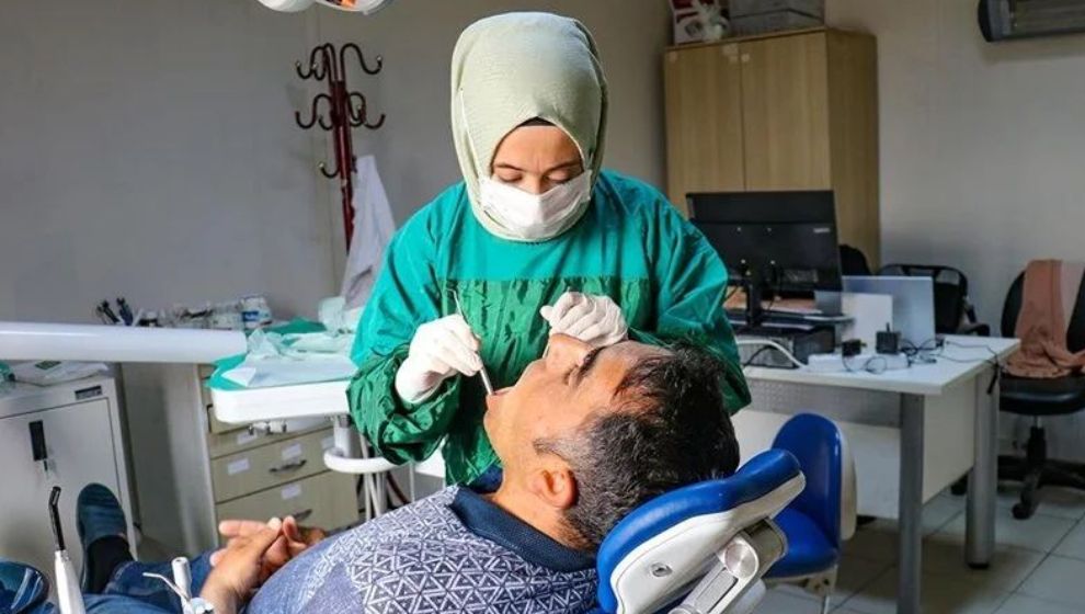 Depremzede Diş Hekimi Sahra Hastanesinde Hizmet Veriyor