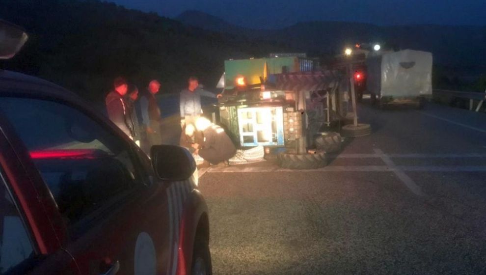 Traktör Devrildi, Sürücüsü Yaralandı