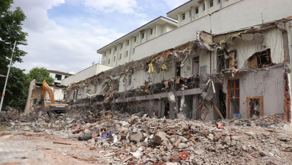 Deprem Hasarlı Adliye Sarayı'nın da Yıkımına Başlandı
