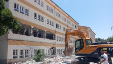 Depremde Ağır Hasar Alan Kamu Binaları Yıkılıyor