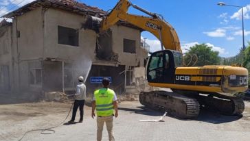 Doğanşehir'de Ağır Hasarlı Bina Yıkımı Sürüyor