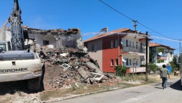 Doğanşehir'de Ağır Hasarlı Binaların Yıkımı Sürüyor