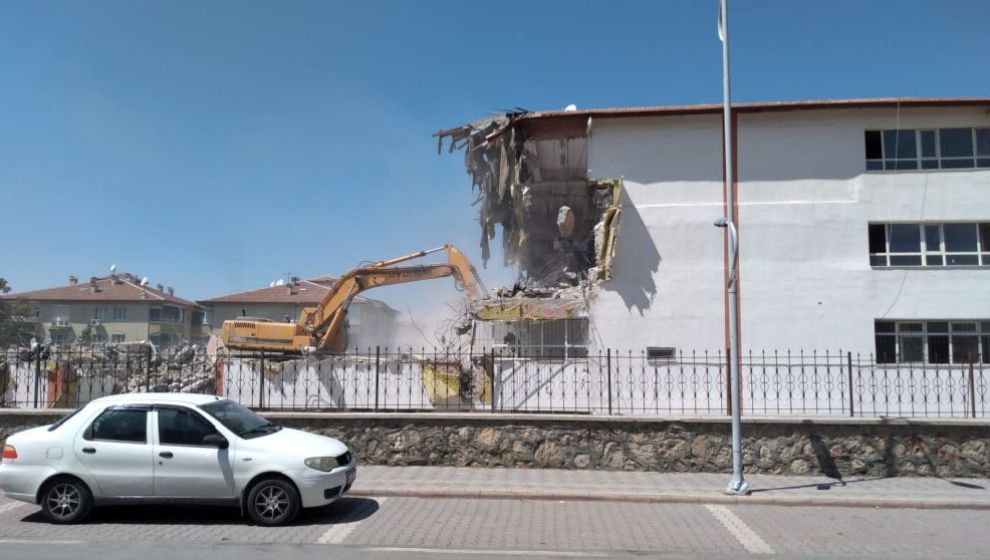 Depremde Hasar Gören 'Gazi Lisesi' Binası da Yıkılıyor