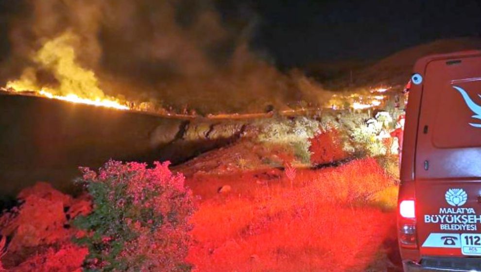 İkizce'de Dağlık Alandaki Ağaçlık Bölgede Yangın