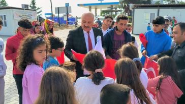 Başkan Zelyurt, Çocuklara Bayrak ve Balon Dağıttı