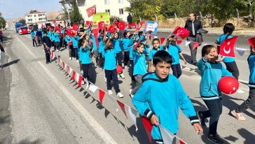 Yazıhan'da Cumhuriyet'in 100. Yılı Dolayısıyla Kortej Yürüyüşü