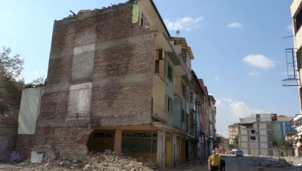 Deprem Ağır Hasarlı Bina Tehlike Yaratıyor