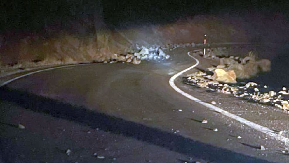 Depremler Sırasında Tepelerden Kopan Kayalar Yol Kapattı