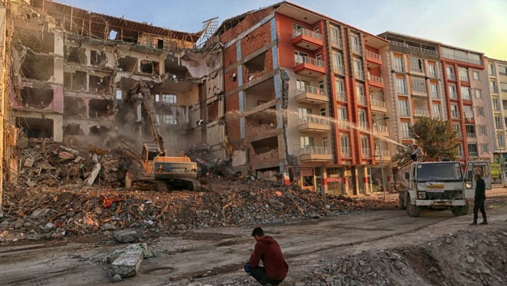 Malatya'da Hasarlı Bina Yıkımları Sürüyor