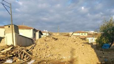 Ağbaba'nın Köyünde Deprem Hasarlı Evlerin Yıkımı Sürüyor