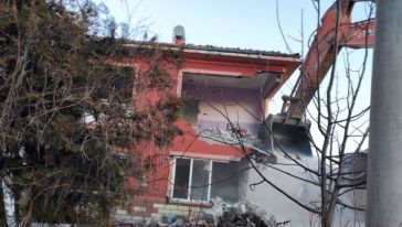 Doğanşehir'de Hasarlı Binaların Yıkımı Sürüyor