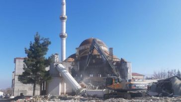 İlçedeki Deprem Hasarlı Merkez Camisi de Yıktırıldı