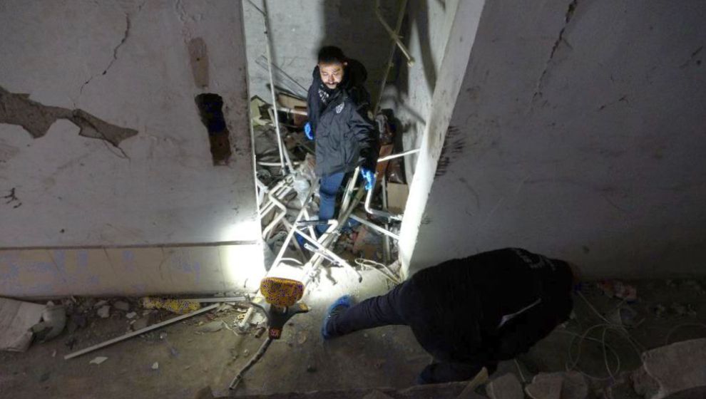 Hasarlı Binada Söküm Yapan Şahıs Asansör Boşluğuna Düştü