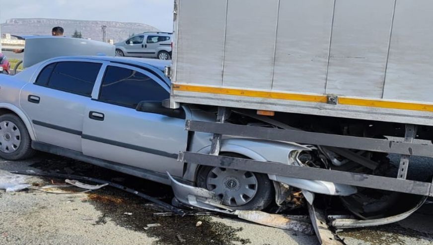Kamyonun Altına Giren Otomobilin Sürücüsü Yaralandı