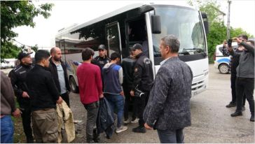 Yeşiltepe'deki Baskında 23 Kaçak Afgan ve 4 Organizatör Yakalandı
