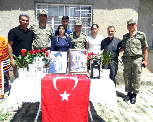 GEÇEN SENE ŞIRNAK'TA PKK'LI TERÖRİSTLER TARAFINDAN ŞEHİT EDİLEN 21 YAŞINDAKİ ONBAŞI BARIŞ AYBEK’İN ÖLÜM YIL DÖNÜMÜ DOLAYISIYLA OKUTULAN MEVLİTE 3 BİN KİŞİ KATILDI. (ŞÜKRÜ SAĞLAM/MALATYA-İHA)