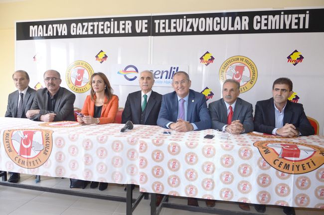 CHP'LİLER MALATYA GAZETECİLER VE TELEVİZYONCULAR CEMİYETİNİ ZİYARET ETTİ. (CAHİT ÖZÇELİK/MALATYA-İHA)