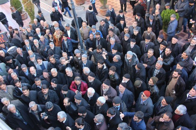 CUMHURBAŞKANI RECEP TAYYİP ERDOĞAN'IN, ‘DÖVİZLERİNİZİ BOZDURUN’ ÇAĞRISI ÜZERİNE HAREKETE GEÇEN MALATYA BİR GRUP VATANDAŞ CUMA NAMAZI ÇIKIŞI DÖVİZLERİNİ BOZDURDU. (YAKUP ARKIN/MALATYA-İHA)