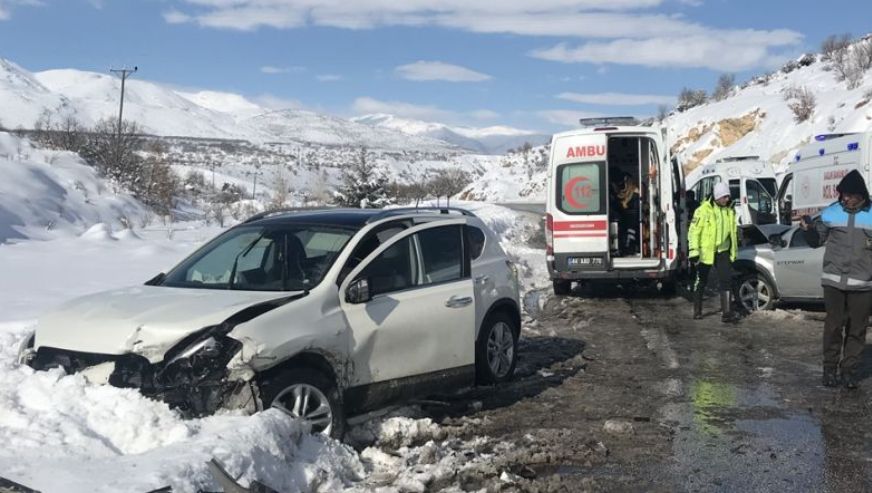 İki Araç Çarpıştı, 4'ü Çocuk 9 Kişi Yaralandı