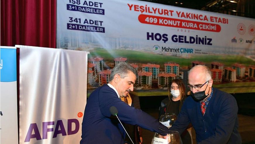 Deprem Hasarlı Sitenin Sakinlerine Yeni Konutları Verildi