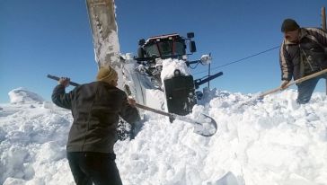 Kara Saplanan Grayderi Vatandaş Kurtardı