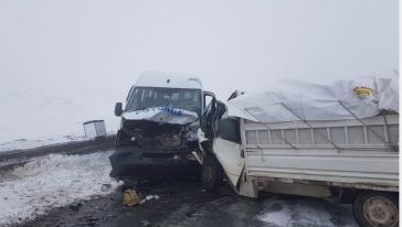 Minibüs İle Kamyonet Kafa Kafaya Çarpıştı: 9 Yaralı