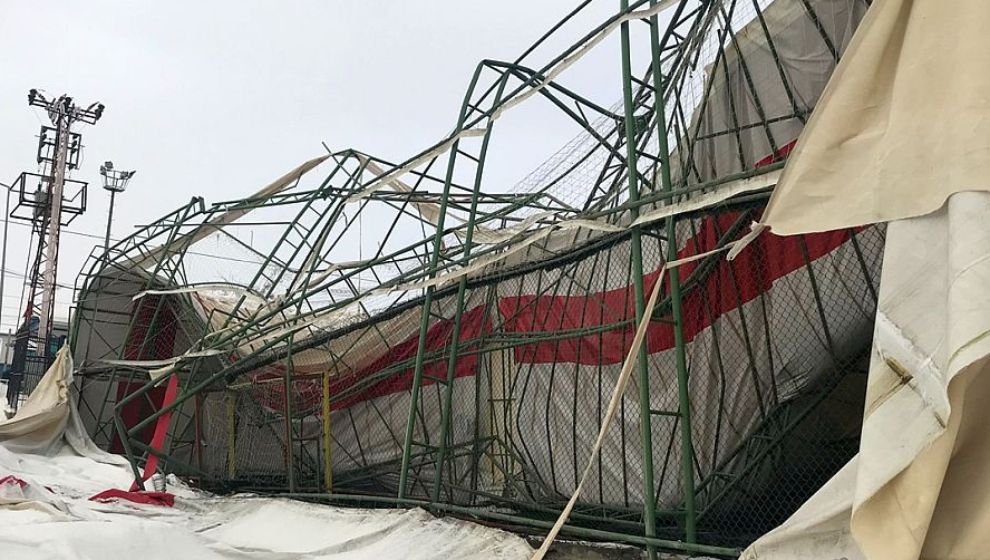 Doğanşehir'de Halı Sahanın Çatısı Çöktü