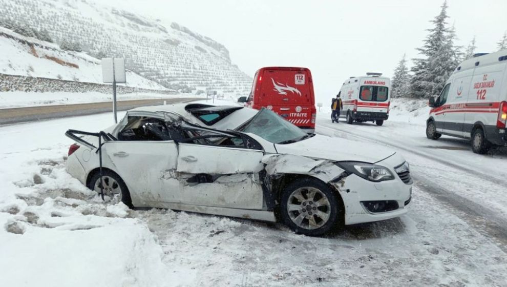 TIR'a Çarpan Otomobilde 4 Yaralı