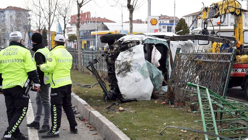 Aynı Bölgede Bu Kez Karşı Şeritte Kaza.. 1'i Ağır 3 Yaralı Var