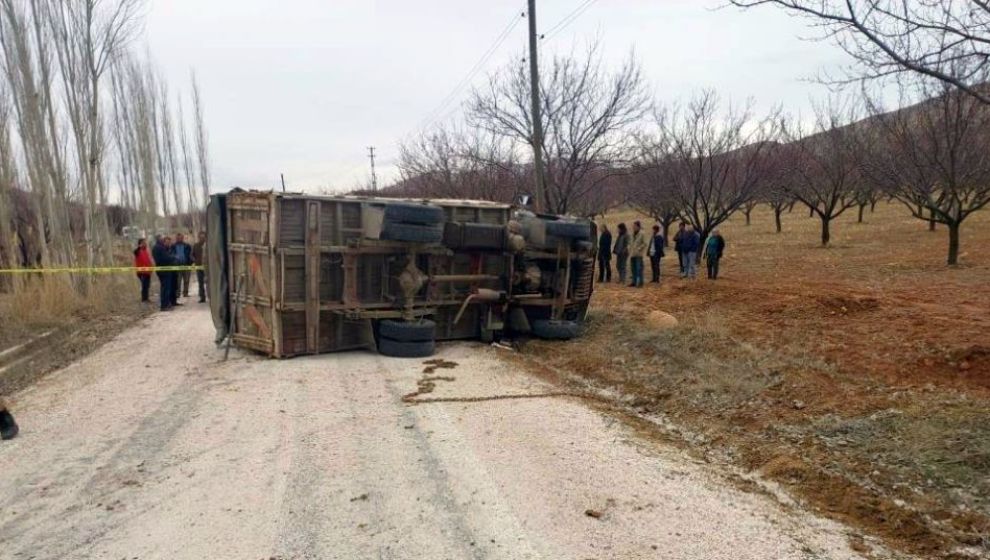 Devrilen Kamyonun Sürücüsü Hayatını Kaybetti