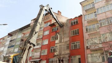 Deprem Hasarlı Bir Binada Daha Yıkım