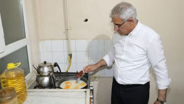 'Menemen mi, Omlet mi?'.. Öğrenci Evinde Sahur Yaptı