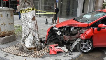 Otomobil Ağaca Çarptı.. 2 Kişi Yaralandı, Ağaç Kesildi