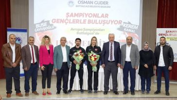 Şampiyon Güreşçiler Gençlerle Buluştu