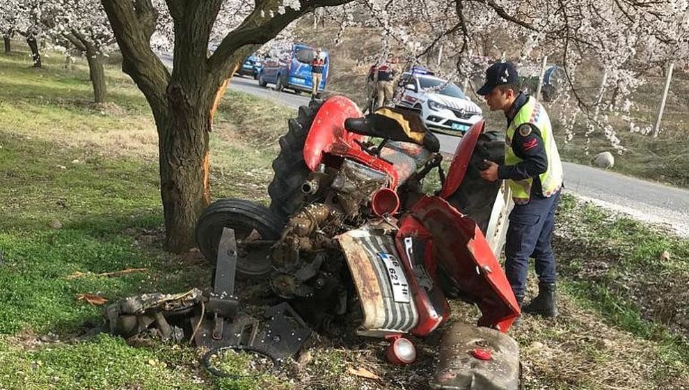 Kayısı Ağacına Çarpan Traktörün Sürücüsü Öldü