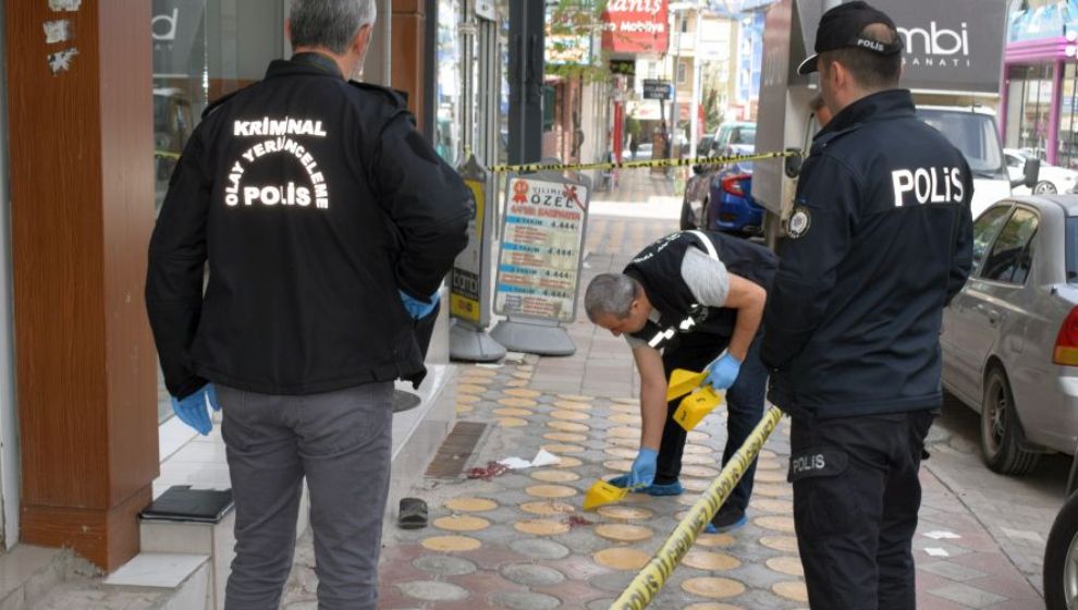 Genç Kız Kendini Balkondan Aşağı Attı