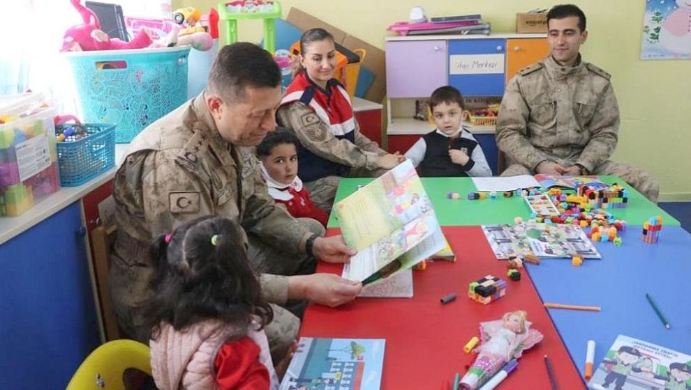 İl Jandarma Komutanı Öğrencilere Masal Okudu