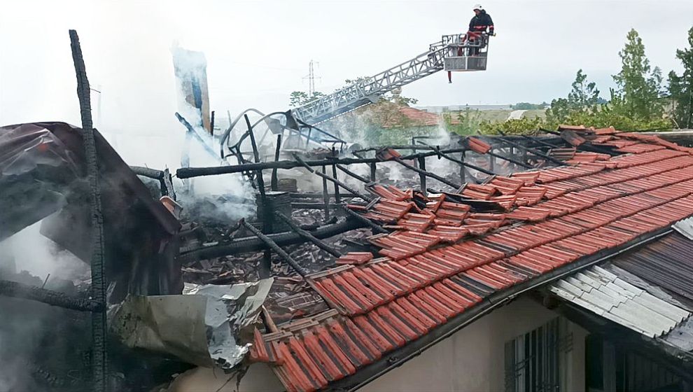 Köydeki Çatı Yangınına İtfaiye Müdahale Etti